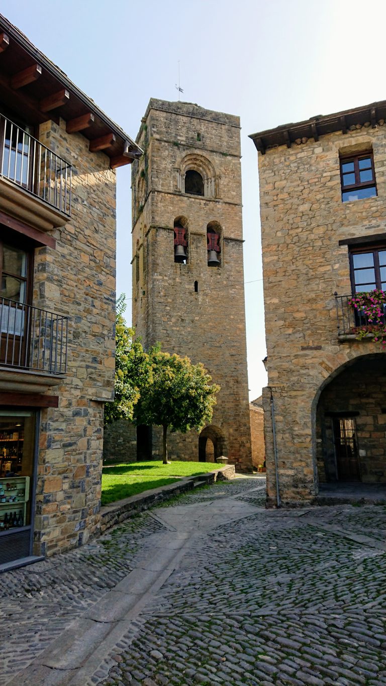 Pirineos Pirineo Iglesia de Santa María de Aínsa 8 Torre de la iglesia de Santa María de Aínsa