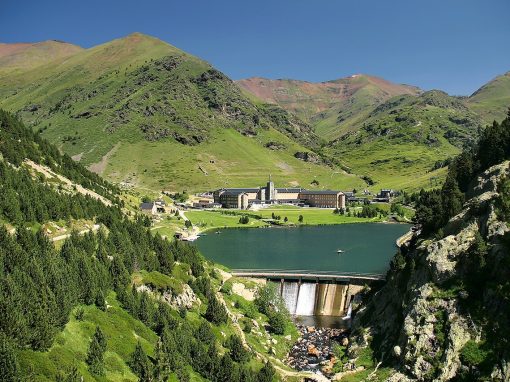 Panorámica de Vall de Núria, santuario y lago rodeados de montañas del Ripollès