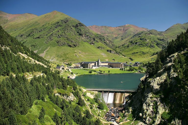 Pirineos Pirineo Parc Natural de les Capçaleres del Ter i del Freser 1 Panorámica de Vall de Núria, santuario y lago rodeados de montañas del Ripollès