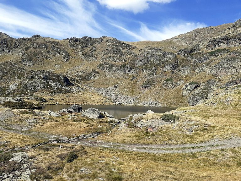 Pirineos Pirineo El Serrat: qué ver y visitar en Andorra 4 Lagos de Tristaina rodeados de montañas en Ordino, Andorra