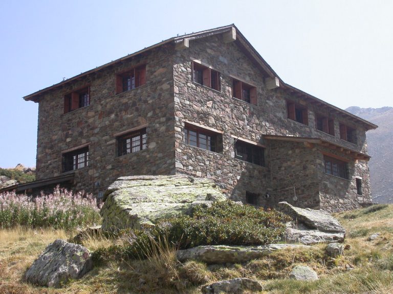 Pirineos Pirineo Arinsal: qué ver y visitar en Andorra 3 Refugio de Comapedrosa en el paisaje de montaña de La Massana