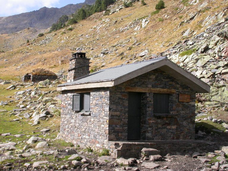 Pirineos Pirineo Llorts: qué ver y visitar en Andorra 5 Refugio de montaña en la cabecera del valle de l'Angonella