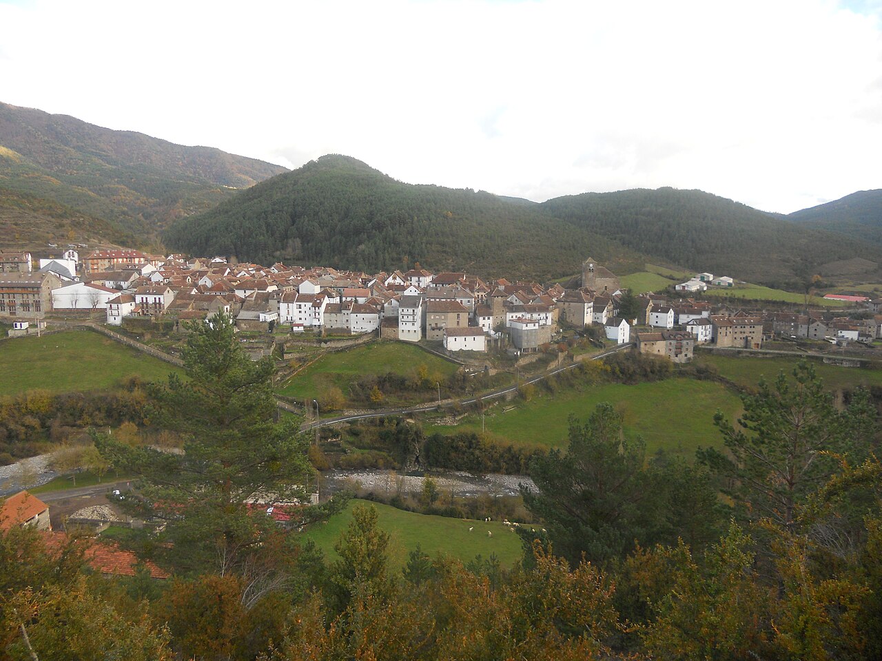 Pirineos Pirineo Los Pirineos: Información turística del pirineo 10 Vista del pueblo de Ansó en los Valles Occidentales