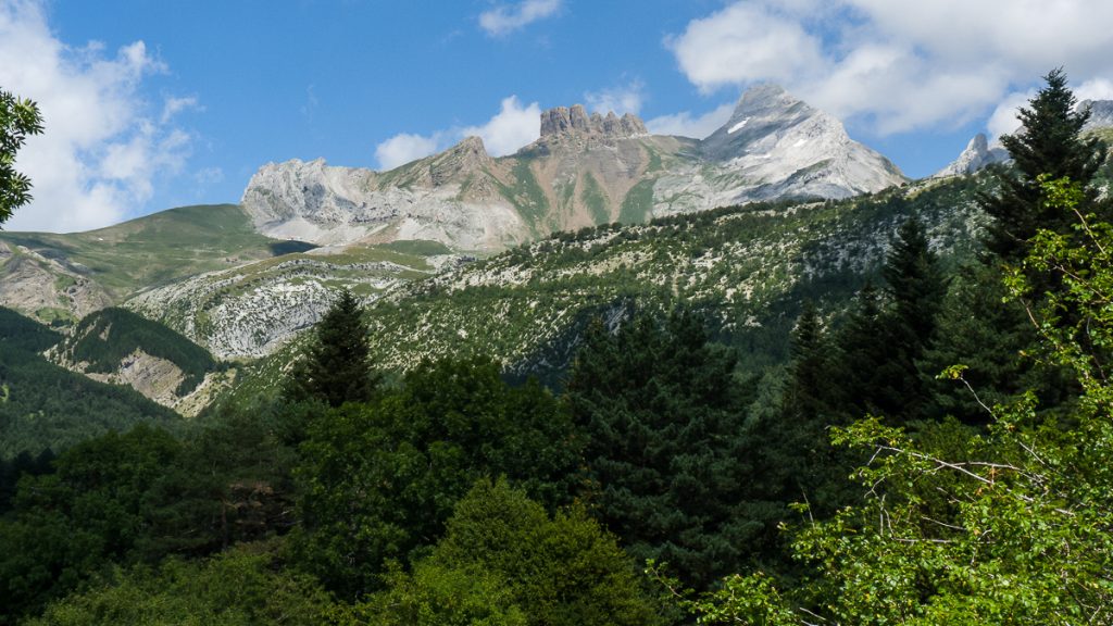 Pirineos Pirineo Los Pirineos: Información turística del pirineo 5 Montañas y bosques del valle del Aragón desde Gabardito de Canfranc