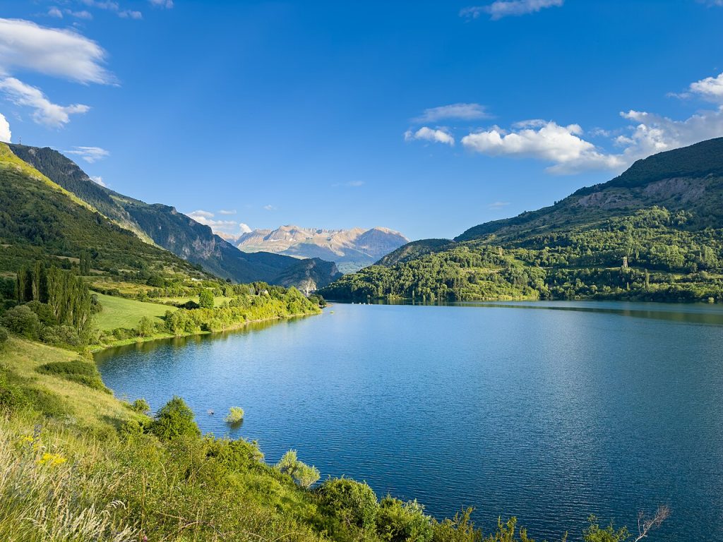 Pirineos Pirineo Los Pirineos: Información turística del pirineo 6 Embalse de Lanuza y montañas del valle de Tena