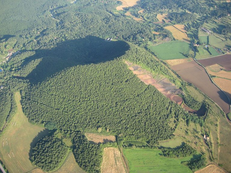 Pirineos Pirineo Parque Natural de la Zona Volcánica de la Garrotxa 6 Vista aérea del cono volcánico del Croscat, rodeado de bosques y campos en la Garrotxa